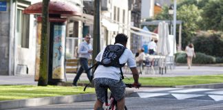 Bicicleta circulando rua de Alameda